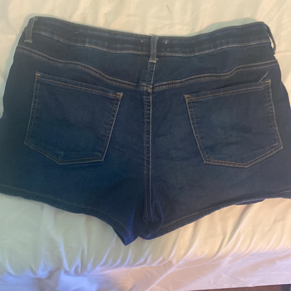 Shorts - Picture 3 of 3